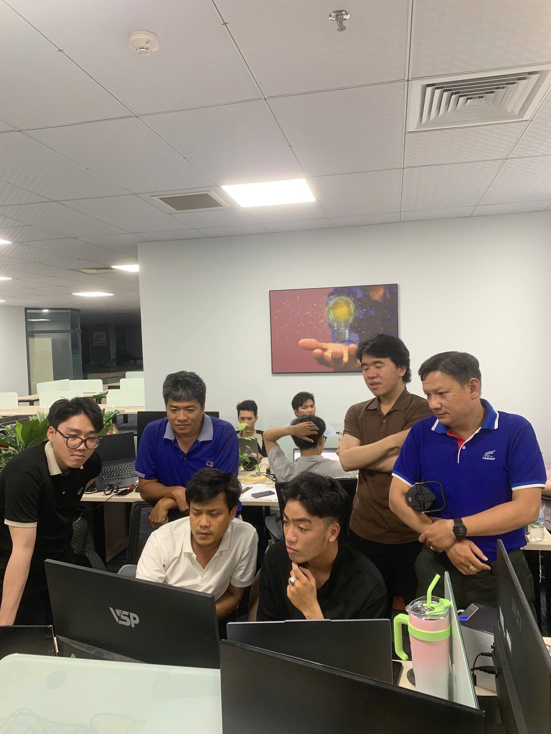 ITD Solutions team working together